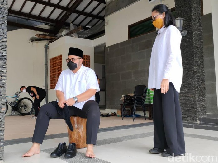 Cabup Kediri, Hanindhito Himawan Pramana datang ke TPS menggunakan sepatu almarhum Taufiq Keimas. Sebelum menggunakan hak pilihnya, cabup yang akrab disapa Mas Dhito ini menggelar sungkeman dan tumpengan.