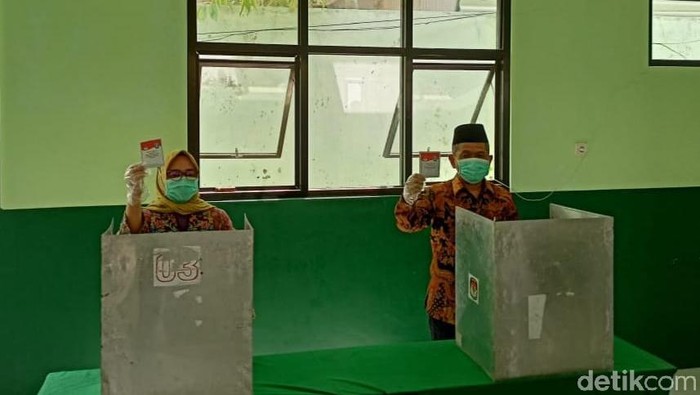 Hanya Satu Paslon 02 Salurkan Hak Suara di Pilbup Ponorogo