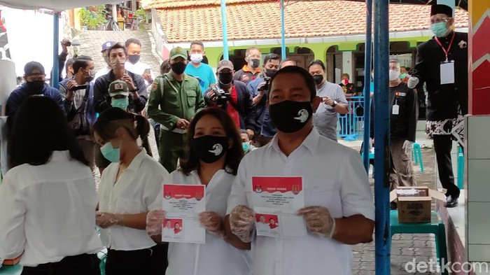 Hendi dan istri di TPS Pilkada 2020, 9/12/2020