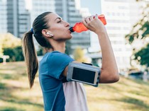 Cara Rehidrasi setelah Berolahraga Berat, Ahli Sarankan Minum Air Garam