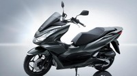 Bicara soal desain, Honda PCX 160 mirip dengan Honda PCX 125 terbaru yang beberapa waktu lalu rilis di Eropa. Desain fascia-nya dibuat lebih agresif dengan dukungan LED dan DRL. Bentuk lampu belakang pun tak kalah tajam, dengan siluet huruf X saat lampu rem menyala. Foto: Honda