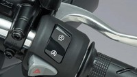Tidak hanya mengusung jantung pacu yang lebih bertenaga, Honda PCX 160 juga membawa sejumlah fitur modern lainnya, seperti kontrol traksi Honda Selectable Torque Control (HSTC) yang bisa mencegah selip pada roda belakang. Foto: Honda