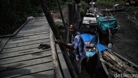 Ketua Kelompok dari Nelayan Cabuk Dulkahar (62) mencurahkan kendalanya sebagai nelayan kecil di perbatasan adalah izin tangkap yang terbatas sehingga ia dan kelompoknya mesti berhati-hati ketika melaut. Surat izin tangkap itu sekitar 5-6 mil, ketika sudah dekat dengan perbatasan Malaysia kami mundur. Untuk polisi perbatasan ya ada tapi kan kami sudah ada surat-surat seperti pas kecil, izin tangkap jadi aman.