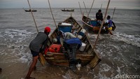 Kendala lainnya yang dirasakan Dulkahar dan juga kelompoknya adalah alat-alat untuk menangkap ikan seperti jaring, safety coat, hingga kapal. Khusus untuk kapal, Dulkahar mengatakan kapal yang mereka gunakan selama ini sudah mulai lapuk dan tidak layak melaut karena terbuat dari kayu. Belum lagi bahan baku untuk memperbarui kapal yang sudah habis akibat kebakaran hutan yang terjadi pada tahun 2019.