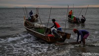 Ia pun merasakan KUR sangat membantu kini dalam melakukan pekerjaannya sebagai nelayan. Dari awalnya pendapatan mereka sekitar Rp 1 juta per bulan, kini mereka bisa mendapatkan Rp 3 juta per bulan.