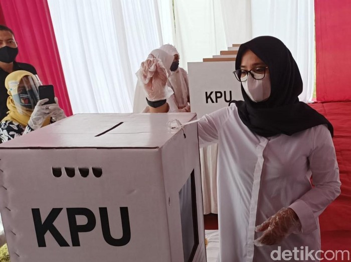 Ipuk Azwar Anas Salurkan Hak Suara