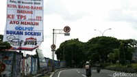 Jalan tampak sepi di hari pencoblosan ini.