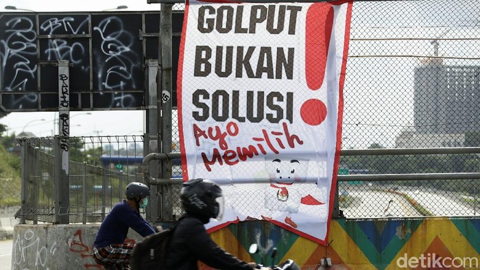 Warga Depok, Jawa Barat, hari ini memilih calon pemimpin daerahnya pada Pilkada Serentak 2020. Jalan protokol pun sedikit lebih lengang dari biasanya.