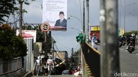 Suasana salah satu ruas jalan di Depok saat Pilkada serentak.
