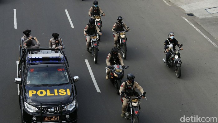 Warga Depok, Jawa Barat, hari ini memilih calon pemimpin daerahnya pada Pilkada Serentak 2020. Jalan protokol pun sedikit lebih lengang dari biasanya.