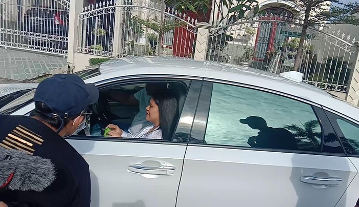 Kahiyang dan Bobby saat berangkat ziarah sebelum mencoblos untuk Pilkada Medan (Ahmad Arfah-detikcom)