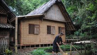 Seorang warga membersihkan halaman rumah di Kampung Adat Cikondang, Lamajang, Pangalengan, Kabupaten Bandung, Jawa Barat, Rabu (9/12/2020).  