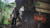 Abah Anom Juhana, selaku juru kunci di kampung adat tersebut menceritakan, awalnya kampung adat tersebut mempunyai 40 rumah adat yang berdiri kokoh. Selain rumah adat, warga di kampung adat Cikondang juga masih melestarikan budaya leluhur mereka dan ritual adat.  