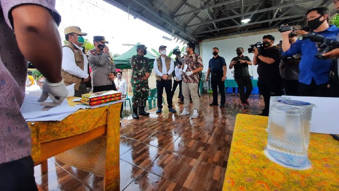 Kapolda Banten Irjen Fiandar dan Pangdam III Siliwangi Mayjen TNI Nugroho Budi Wiryanto memantau pelaksanaan Pilkada.