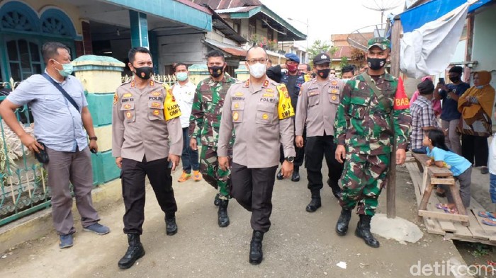 Kapolda Jambi  Irjen A Rachmad saat tinjau TPS di Sungai Penuh Jambi (Ferdi Almunanda/detikcom)