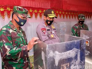 Tinjau TPS, Kapolda Kalsel Ingatkan Protokol Kesehatan di Pencoblosan