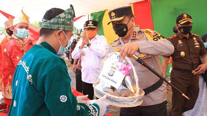 Kapolda Riau, Irjen Agung Setya Imam Effendi, memberikan bantuan paket makanan dan minuman saat meninjau salah satu TPS yang menggelar Pilkada serentak di Provinsi Riau, Rabu (9/12/2020). (ANTARA/HO-Bidhumas Polda Riau)