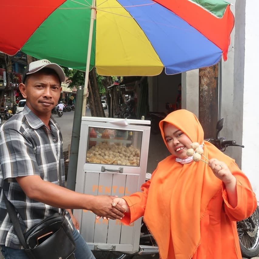 Wow! Kekeyi Pasang Baliho untuk Dukung Pedagang Pentol