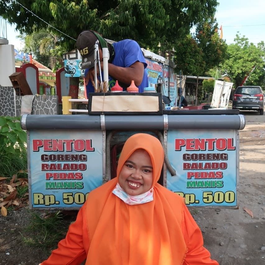 Wow! Kekeyi Pasang Baliho untuk Dukung Pedagang Pentol