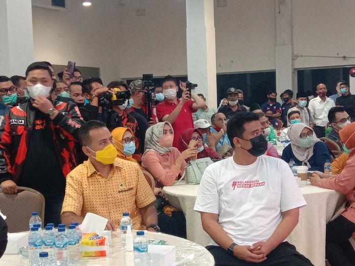 Ketua Golkar Sumut Musa Rajekshah (kemeja kuning) dan Bobby Nasution (kaos putih) / Ahmad Arfah-detikcom