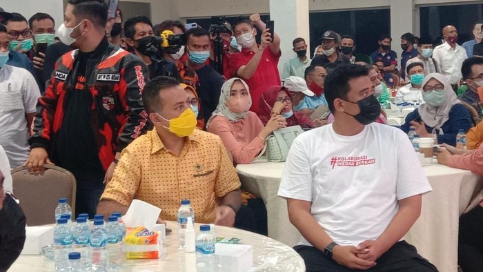 Ketua Golkar Sumut Musa Rajekshah (kemeja kuning) dan Bobby Nasution (kaos putih) / Ahmad Arfah-detikcom