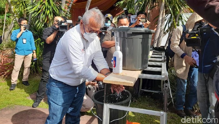 Ketua KPU Arief Budiman mengecek TPS Pilkada 2020 di Tangsel