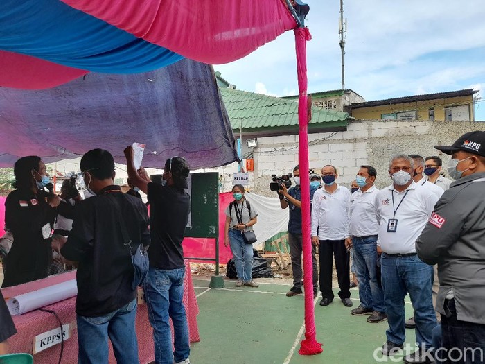 Ketua KPU RI Arief Budiman memantau pelaksanaan gelaran Pilkada 2020 di Tangerang (Tiara Aliya/detikcom)