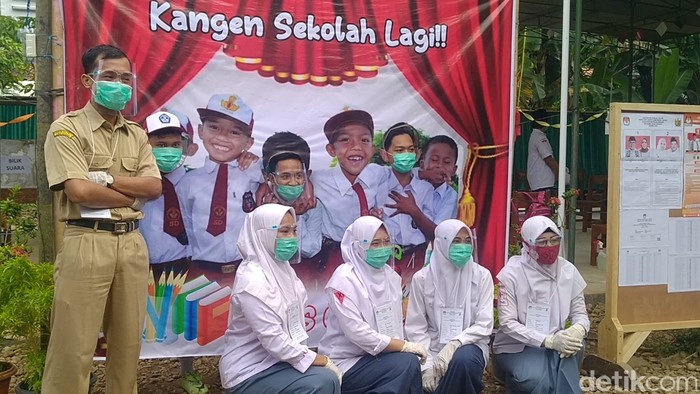KPPS di Pekalongan Bikin Kangen Sekolah! Banyak cara dilakukan untuk mengungkapkan keresahan warga, melalui kreatifitas mereka di pesta demokrasi serentak, 9 Desember 2020 ini. Salah satunya di TPS 3, Desa Karanganyar, Kecamatan Tirto, Kabupaten Pekalongan.
Kelompok Penyelenggara Pemungutan Suara (KPPS), kompak menggunakan pakaian seragam sekolah. Dari merah putih, biru putih, hingga abu-abu putih. Ada juga yang menjadi seorang guru.
