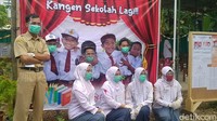 Banyak cara dilakukan untuk mengungkapkan keresahan warga, melalui kreatifitas mereka di pesta demokrasi serentak, 9 Desember 2020 ini. Salah satunya di TPS 3, Desa Karanganyar, Kecamatan Tirto, Kabupaten Pekalongan. Kelompok Penyelenggara Pemungutan Suara (KPPS), kompak menggunakan pakaian seragam sekolah. Dari merah putih, biru putih, hingga abu-abu putih. Ada juga yang menjadi seorang guru.  
