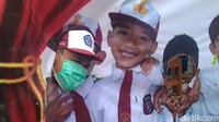 Tentunya, tingkah polah petugas TPS ini, menjadi daya tarik tersendir bagi warga. Orang dewasa dengan menggunakan seragam merah putih, lengkoa dengan topi SD dan tas imutnya, menjadi hiburan tersendiri bagi warga.  