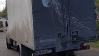 Tak hanya itu Golubev bahkan mengatakan sampai ada sopir truk yang tidak mencuci berbulan-bulan lamanya. Seperti yang satu ini digambar ubur-ubur. Foto: Instagram @Proboynick