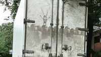Bukan hal yang aneh untuk melihat mobil kotor saat berjalan-jalan di sekitar kota, tapi ternyata seorang seniman asal Moskow, Rusia, Nikita Golubev melihat itu sebagai media untuk berekspresi. Salah satunya foto ini, plankton --tokoh dalam serial kartun Spongebob Squarepants-- berhadapan dengan barikade polisi. Foto: Instagram @Proboynick