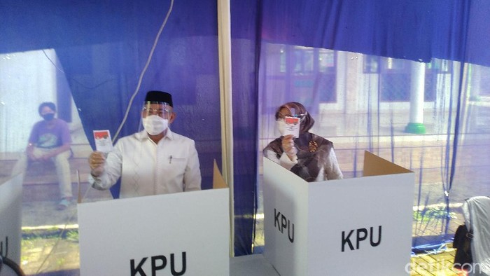 M Idris dan istri mencoblos untuk Pilwalkot Depok 2020 (Sachril Agustin Berutu/detikcom).