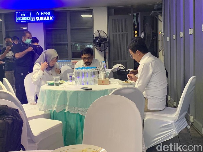 Calon Wali Kota Surabaya Machfud Arifin memilih beribadah sebelum mencoblos. Ia menyoblos di TPS 25, Jalan WR Supratman, Surabaya.