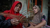 Tulang daun tersebut kemudian dimanfaatkan warga untuk kerajinan yang memiliki nilai jual.