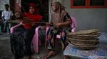 Memanfaatkan Limbah Pohon Sawit untuk Kerajinan