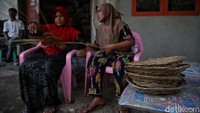Lidi sawit dapat menjadi kerajinan berupa mangkok.
