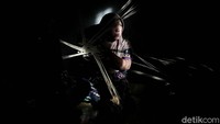 Perajin membuat kerajinan lidi sawit di kawasan Kelurahan Jaya Mukti, Dumai, Riau (22/11).
