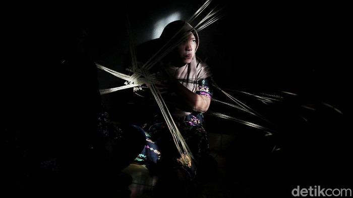 Memanfaatkan Limbah Pohon Sawit untuk Kerajinan Tak hanya minyaknya saja yang bisa digunakan, limbah pohon sawit pun bisa dibuat kerajinan bernilai lho. Penasaran?