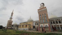 Menara dari masjid yang diresmikan tahun 2018 itu roboh akibat terpaan angin kencang beberapa hari lalu.  