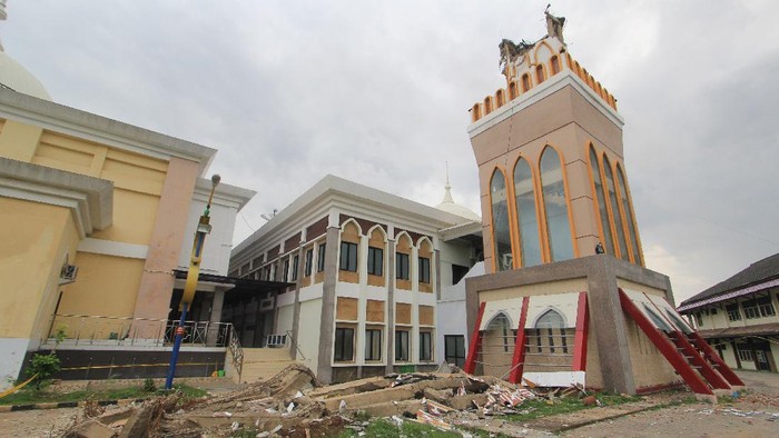 MENARA MASJID ISLAMIC CENTER ROBOH Kondisi menara Masjid Syech Abdul Manan Islamic Center yang roboh di Indramayu, Jawa Barat, Rabu (9/12/2020). Menara dari masjid yang diresmikan tahun 2018 itu roboh akibat terpaan angin kencang beberapa hari lalu. ANTARA FOTO/Dedhez Anggara/wsj.