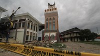 Tampak garis polisi pun dipasang pasca robohnya menara Masjid Syech Abdul Manan Islamic Center.  