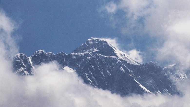 Mengapa Gunung Everest tiba-tiba lebih tinggi? Mengapa Gunung Everest tiba-tiba lebih tinggi?