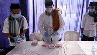 Para petugas mengecek jumlah surat suara yang ada di TPS 14 Jatimulya sebelum pelaksanaan pencoblosan dimulai.