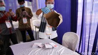 Petugas menyiapkan surat suara untuk Pilkada Depok. Seperti diketahui, Pilkada Depok diikuti oleh Pradi Supriatna-Afifah Alia dan Mohammad Idris-Imam Budi Hartono.