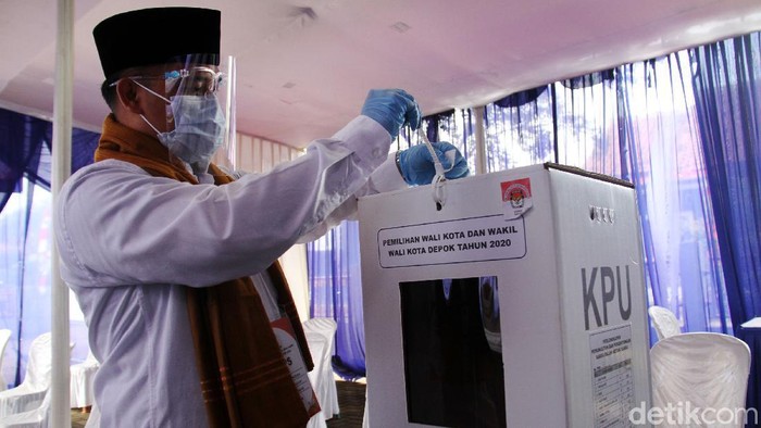 Mengintip Persiapan TPS 14 Jatimulya Depok Warga Depok hari ini memilih calon pemimpin daerahnya pada Pilkada 2020. Yuk lihat persiapan di salah satu TPS di Depok.