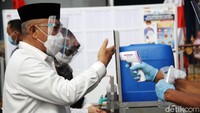 Suhu tubuh Idris juga dicek dengan thermo gun. 