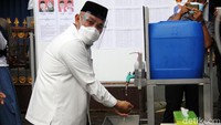 Ketika datang, petugas TPS langsung meminta Idris mencuci tangan terlebih dahulu.