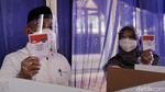 Didampingi Istri, Mohammad Idris Nyoblos di TPS 14