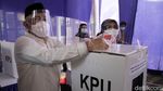 Didampingi Istri, Mohammad Idris Nyoblos di TPS 14